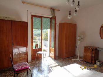 Detached building with two apartments, garden and basement. Img11