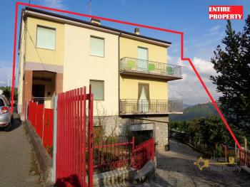 Detached building with two apartments, garden and basement.