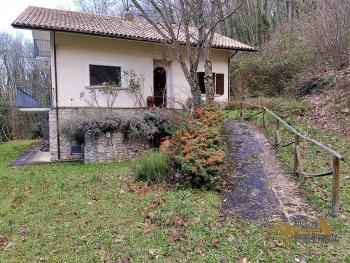 Four-bedroom cottage surrounded by 6000 sqm of land and woodland. Carpineto della Nora Img2