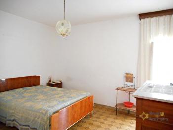 Large country house with 5.000 sqm of land and barn for sale.Abruzzo Img16