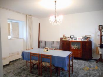 Large country house with 5.000 sqm of land and barn for sale.Abruzzo Img13