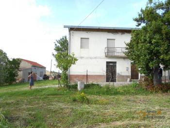 Large country house with 5.000 sqm of land and barn for sale.Abruzzo