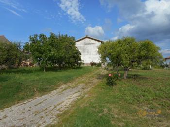 Large country house with 5.000 sqm of land and barn for sale.Abruzzo Img2