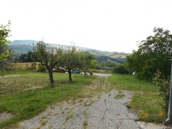 Large country house with 5.000 sqm of land and barn for sale.Abruzzo Img10