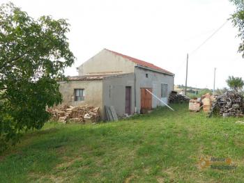 Large country house with 5.000 sqm of land and barn for sale.Abruzzo Img4