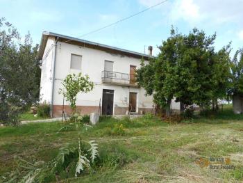 Large country house with 5.000 sqm of land and barn for sale.Abruzzo Img11