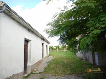 Large country house with 5.000 sqm of land and barn for sale.Abruzzo Img12