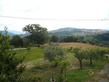 Large country house with 5.000 sqm of land and barn for sale.Abruzzo Img18