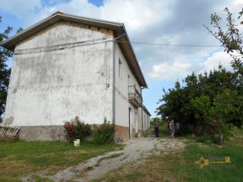 Large country house with 5.000 sqm of land and barn for sale.Abruzzo Img3