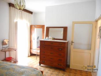 Large country house with 5.000 sqm of land and barn for sale.Abruzzo Img20