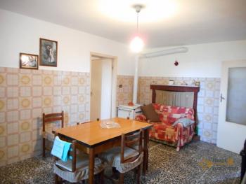 Large country house with 5.000 sqm of land and barn for sale.Abruzzo Img15
