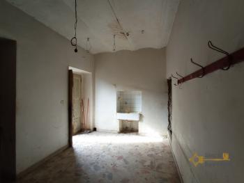 Country stone house in need of renovation with 1 hectare of land. Img5