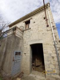 Country stone house in need of renovation with 1 hectare of land. Img11