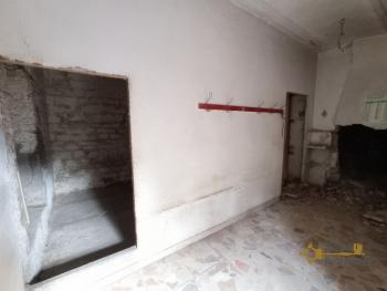 Country stone house in need of renovation with 1 hectare of land. Img4