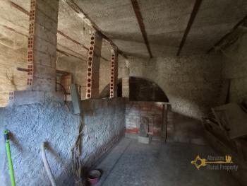 Country stone house in need of renovation with 1 hectare of land. Img13