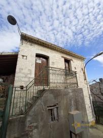 Country stone house in need of renovation with 1 hectare of land. Img2