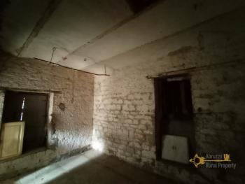 Country stone house in need of renovation with 1 hectare of land. Img8