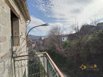 Country stone house in need of renovation with 1 hectare of land. Img10