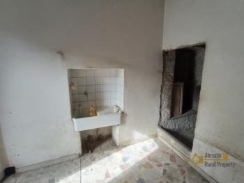 Country stone house in need of renovation with 1 hectare of land. Img6