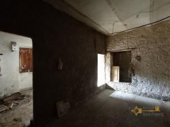 Country stone house in need of renovation with 1 hectare of land. Img7