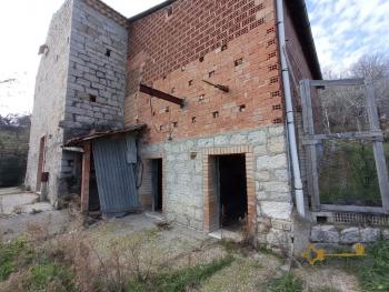 Country stone house in need of renovation with 1 hectare of land. Img17