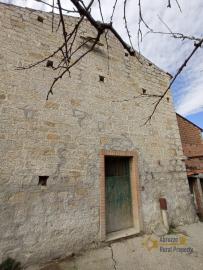 Country stone house in need of renovation with 1 hectare of land. Img16
