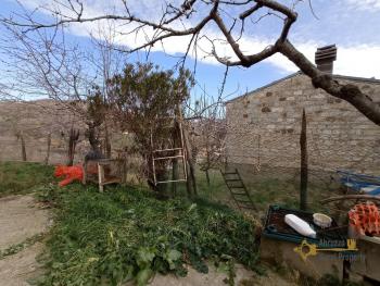 Country stone house in need of renovation with 1 hectare of land. Img22