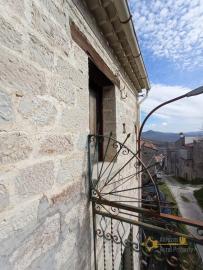 Country stone house in need of renovation with 1 hectare of land. Img9
