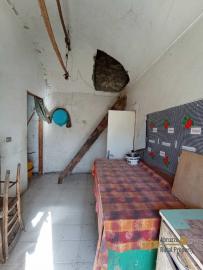 Cheap town house with cellars for sale in Rapino, Abruzzo. Img23