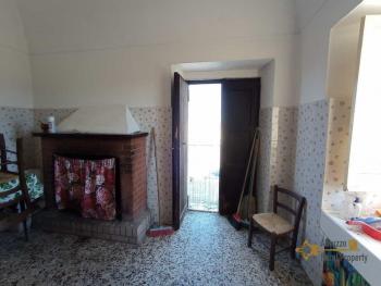 Cheap town house with cellars for sale in Rapino, Abruzzo. Img9