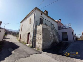Cheap town house with cellars for sale in Rapino, Abruzzo.