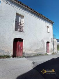 Cheap town house with cellars for sale in Rapino, Abruzzo. Img2