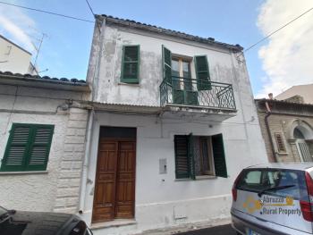 Ready to move in town house with terrace, 7km to the coast.