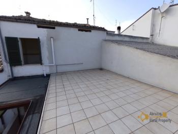 Ready to move in town house with terrace, 7km to the coast. Img31