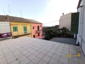 Ready to move in town house with terrace, 7km to the coast. Img32