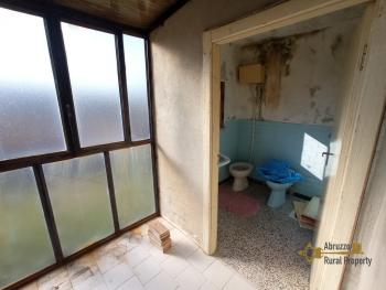 Semidetached country house with land and vineyard for sale. Img17