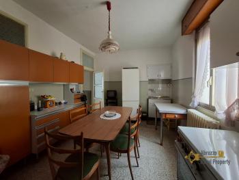 Large four bedroom townhouse with balcony. Celenza Sul Trigno. Img10