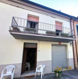 Large four bedroom townhouse with balcony. Celenza Sul Trigno. Img29