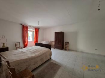 Large four bedroom townhouse with balcony. Celenza Sul Trigno. Img18