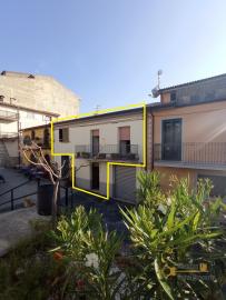 Large four bedroom townhouse with balcony. Celenza Sul Trigno.