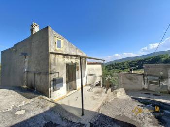 Detached town house with garage and small garden. San Buono Img1