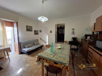 Move-in ready petite town house with annex. San Buono Img4