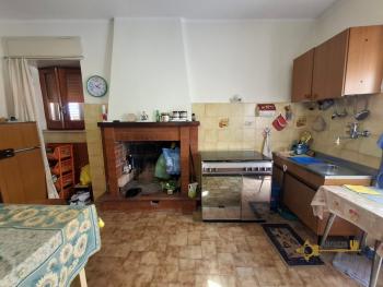 Move-in ready petite town house with annex. San Buono Img5