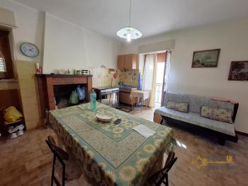 Move-in ready petite town house with annex. San Buono Img1
