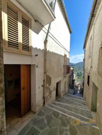 Move-in ready petite town house with annex. San Buono Img11