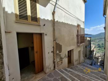 Move-in ready petite town house with annex. San Buono Img2