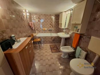 Move-in ready petite town house with annex. San Buono Img9