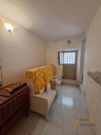 Move-in ready petite town house with annex. San Buono Img14