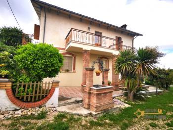 Beautiful villa with garden, land, and olive grove, Scerni Img1