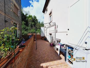 Very large town house with terrace and solar panels. Tornareccio. Img14
